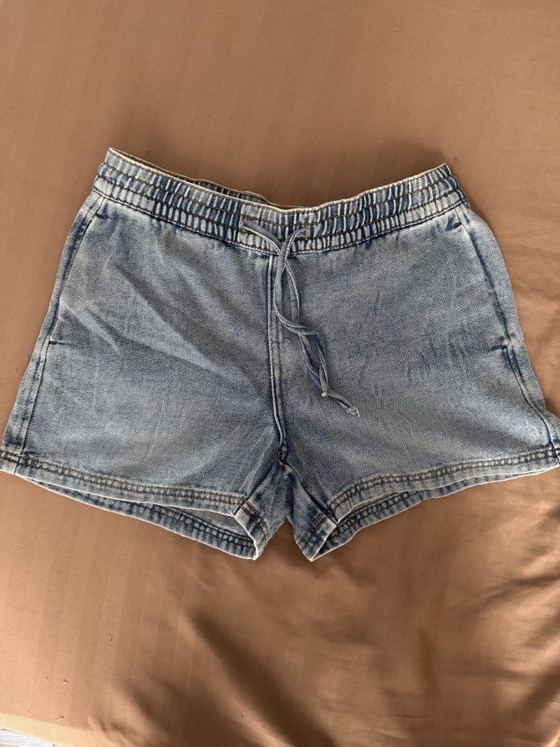 H&M Divided Denim Shorts Size S (Category: Shorts) located in Manila. Submitted by maliwana.gan (Listing ID 1467036518, Image 1). Description: Fits S to M Loc: Tomas Morato, QC Lalamove c/o buyer - Brand: H&M Divided - Size: S - Color/Wash: Light blue denim - Waist: Elastic waistband with adjustable drawstring - Fit: Mid-rise, relaxed cut through the legs - Material: Soft and comfortable classic denim - Condition: Great for casual everyday outfit