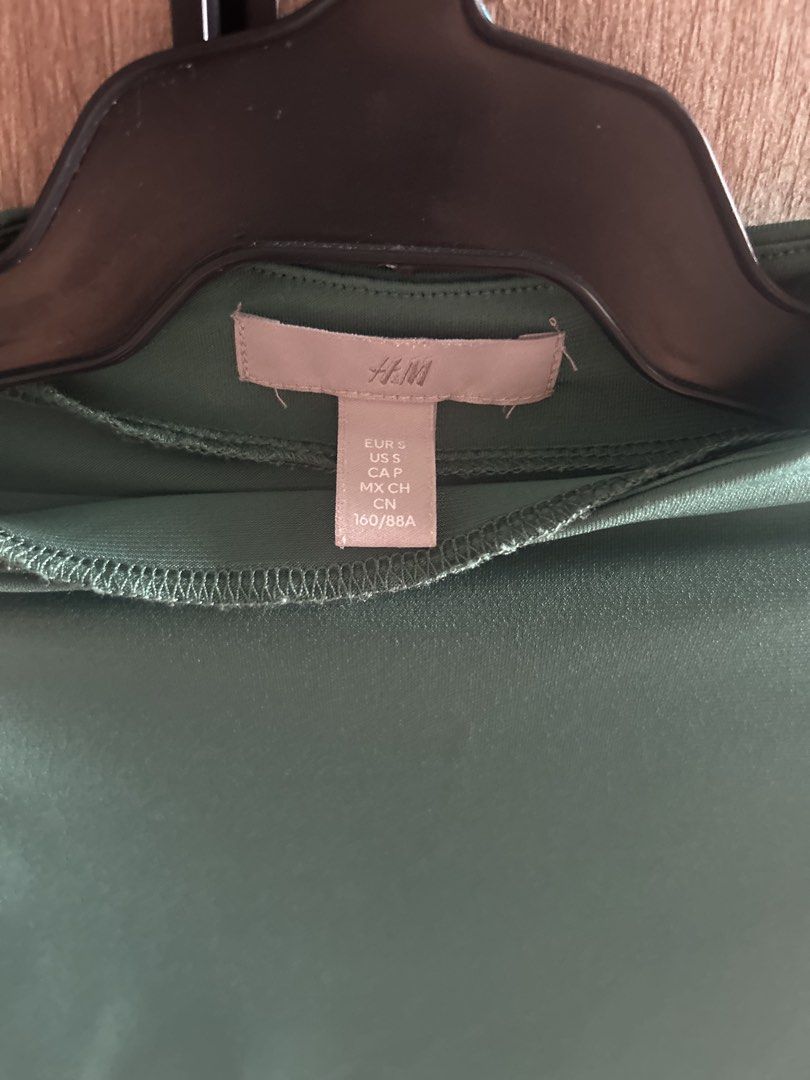 H&M Green Sleeveless Mock Neck Top (Category: Sleeveless) located in Makati City. Submitted by magwayr19 (Listing ID 1466982636, Image 2). Description: - Brand: H&M - Size: S (true to size) - Color: Green - Style: Sleeveless top with high mock neckline and gathered ruched sides.