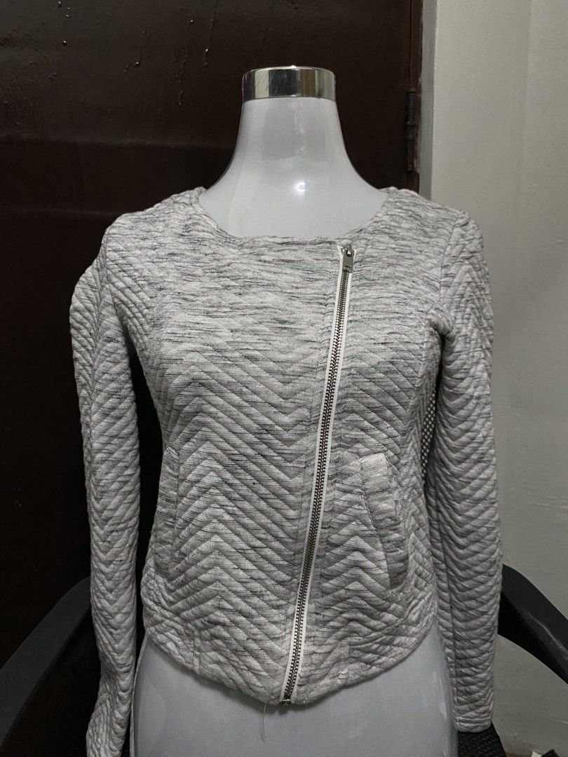 HM Grey Jacket (Category: Coats, Jackets and Outerwear) located in Pasig City. Submitted by minnie.12 (Listing ID 1467076307, Image 1). Description: 📍Pasig City 🚛 Jnt/lalamove shouldered by buyer MOP: Gcash.