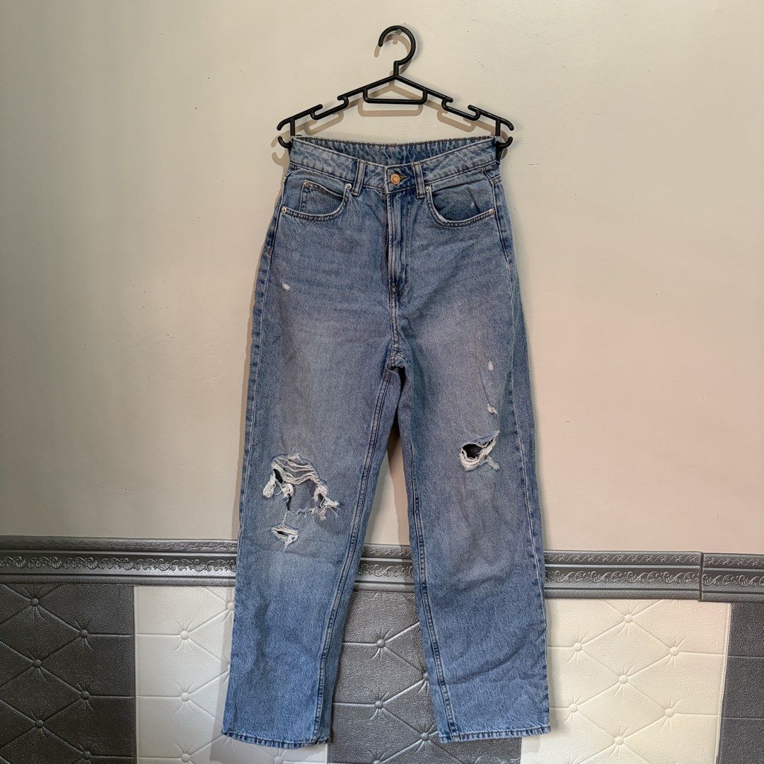 H&M Light Wash Denim Ripped Jeans (Category: Jeans) located in Manila. Submitted by serra_shop (Listing ID 1467039561, Image 2). Description: H&M DENIM JEANS Waist:24-26 inch Width: 13 cm Length: 105.5 cm Location: Pampanga Courier: J&T.