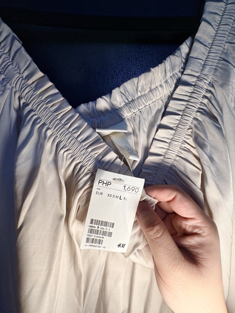 H&M Off-the-shoulder Dress (Category: Dresses) located in Cavite. Submitted by loved_by_g (Listing ID 1466977316, Image 3). Description: Tag still intact. Size runs big. Can be worn on casual or formal occasion. .