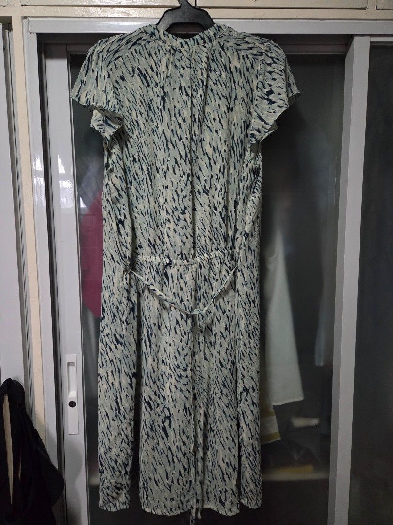 H&M Patterned V-Neck Dress XS (Category: Dresses) located in Pasig City. Submitted by ldcayas (Listing ID 1467048701, Image 2). Description: - Brand: H&M - Color/Pattern: Green and dark blue pattern - Size: US XS (Made in Indonesia) - Condition: Brand new with original retail tags attached - Features: Short sleeves, flattering V-neckline, adjustable tie waist detail in the back - Lining: Fully lined interior for comfort and quality Mode of Paymen