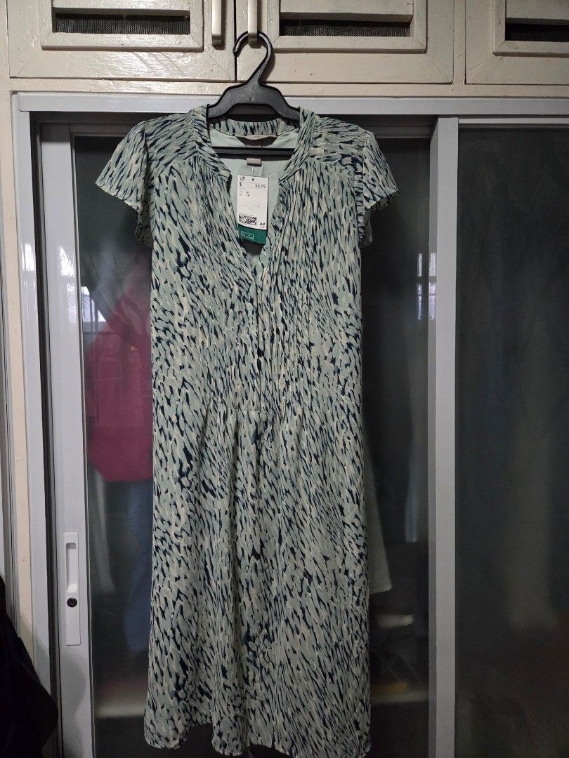 H&M Patterned V-Neck Dress XS (Category: Dresses) located in Pasig City. Submitted by ldcayas (Listing ID 1467048701, Image 1). Description: - Brand: H&M - Color/Pattern: Green and dark blue pattern - Size: US XS (Made in Indonesia) - Condition: Brand new with original retail tags attached - Features: Short sleeves, flattering V-neckline, adjustable tie waist detail in the back - Lining: Fully lined interior for comfort and quality Mode of Paymen