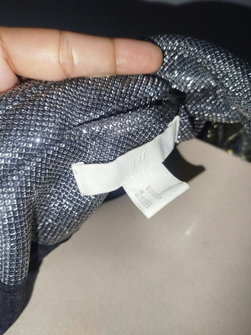 H&M Shiny Blazer Coat (Category: Coats, Jackets and Outerwear) located in Manila. Submitted by shoppebymaria (Listing ID 1467097045, Image 3). Description: Tag says Large.