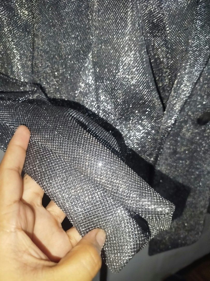 H&M Shiny Blazer Coat (Category: Coats, Jackets and Outerwear) located in Manila. Submitted by shoppebymaria (Listing ID 1467097045, Image 2). Description: Tag says Large.