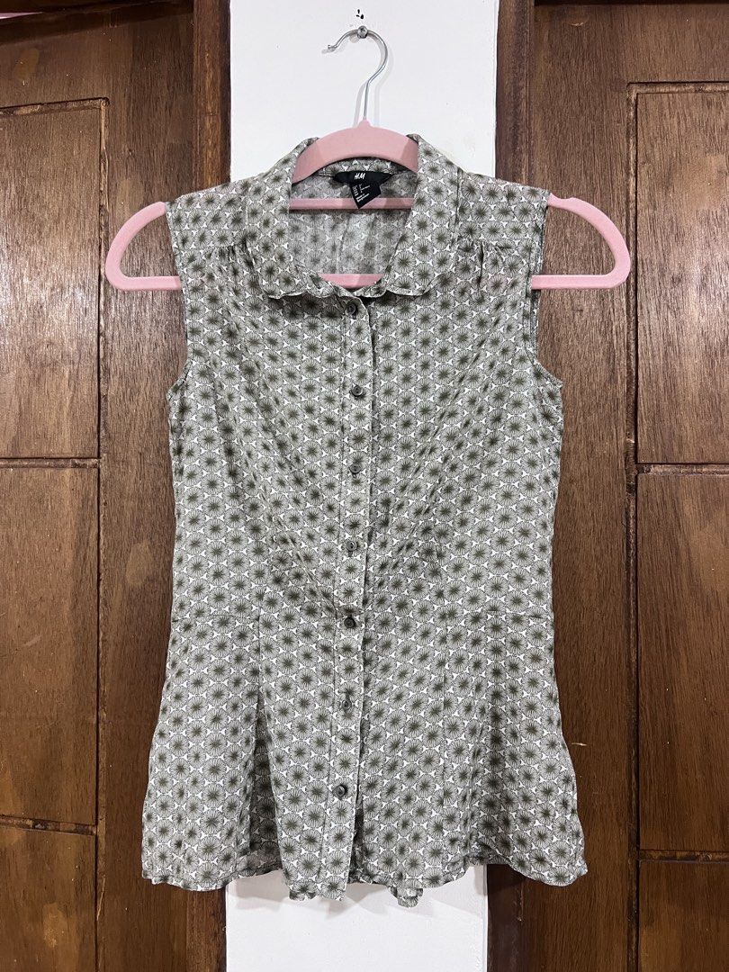 H&M Sleeveless Top (Category: Sleeveless) located in Bacoor. Submitted by pktd10 (Listing ID 1466973290, Image 1). Description: .