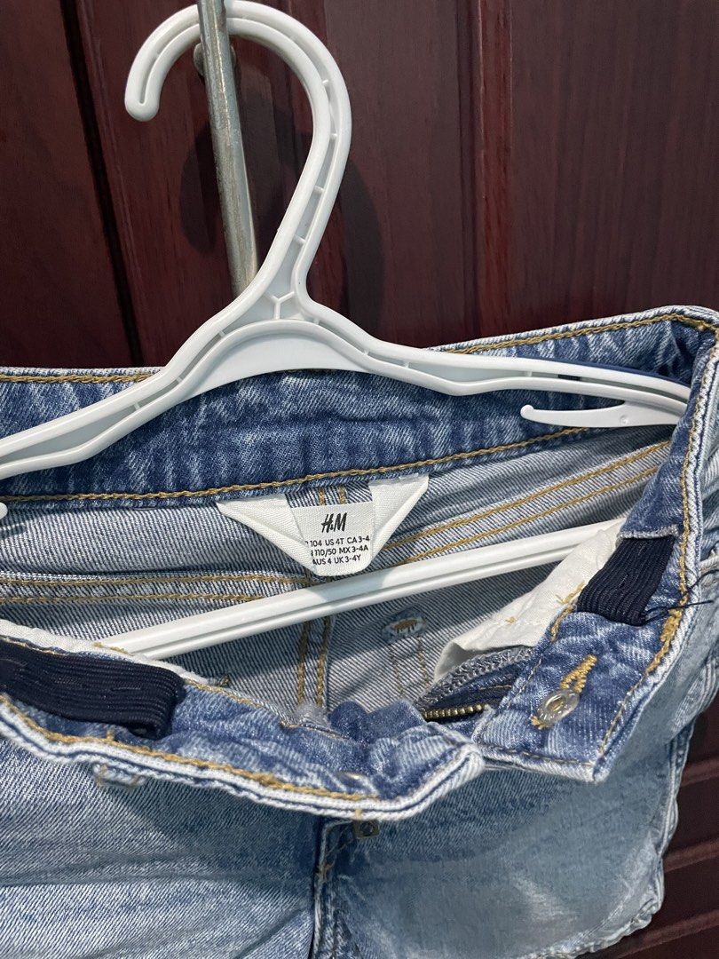 H&M Soft Denim short (Category: Babies & Kids Fashion) located in Valenzuela. Submitted by shielaaaa_preloved (Listing ID 1466982326, Image 2). Description: H&M Denim short Size 3-4Y Super New No flaws no stain With adjustable waistband Working all pockets .