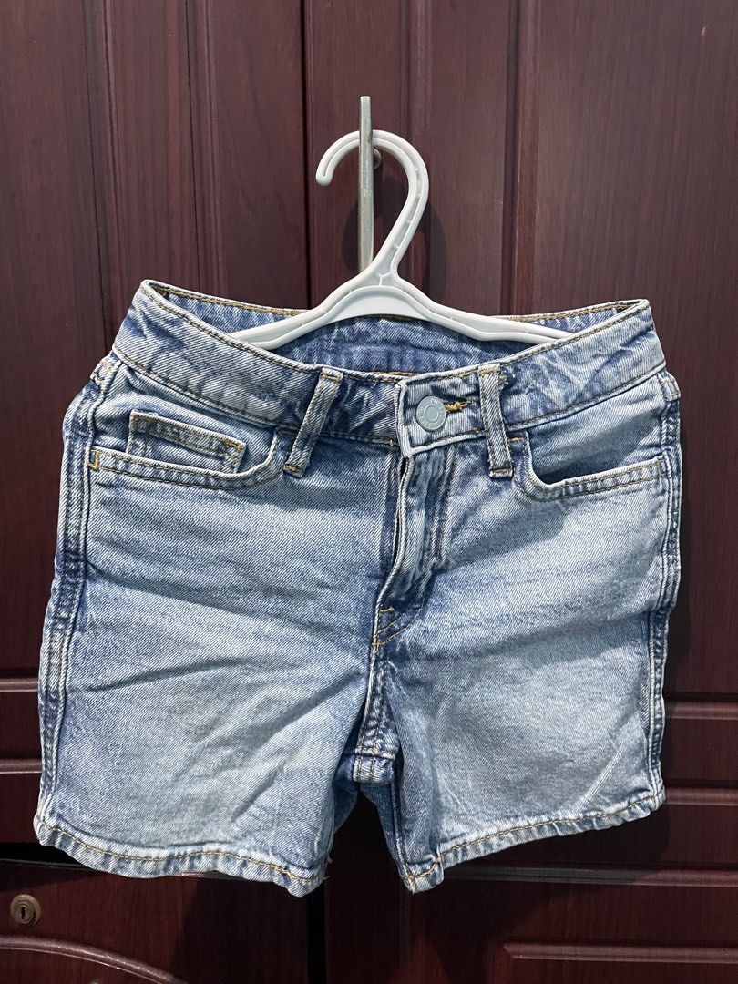 H&M Soft Denim short (Category: Babies & Kids Fashion) located in Valenzuela. Submitted by shielaaaa_preloved (Listing ID 1466982326, Image 1). Description: H&M Denim short Size 3-4Y Super New No flaws no stain With adjustable waistband Working all pockets .