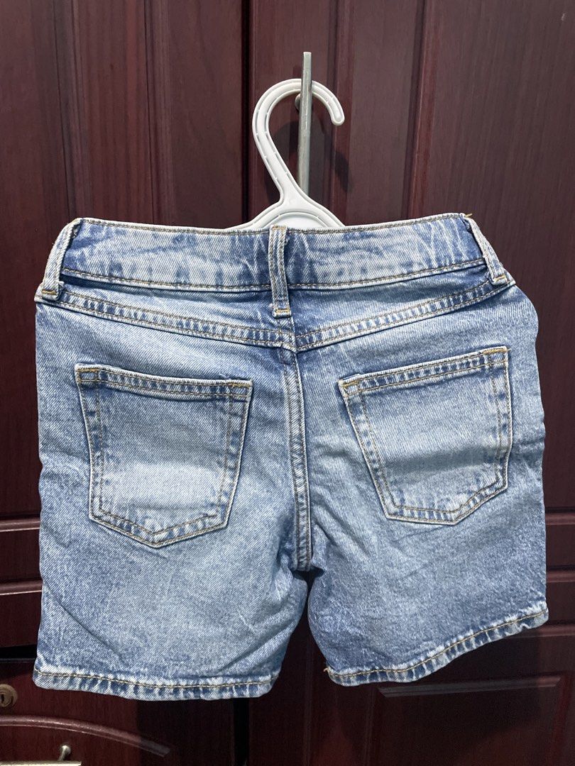H&M Soft Denim short (Category: Babies & Kids Fashion) located in Valenzuela. Submitted by shielaaaa_preloved (Listing ID 1466982326, Image 3). Description: H&M Denim short Size 3-4Y Super New No flaws no stain With adjustable waistband Working all pockets .