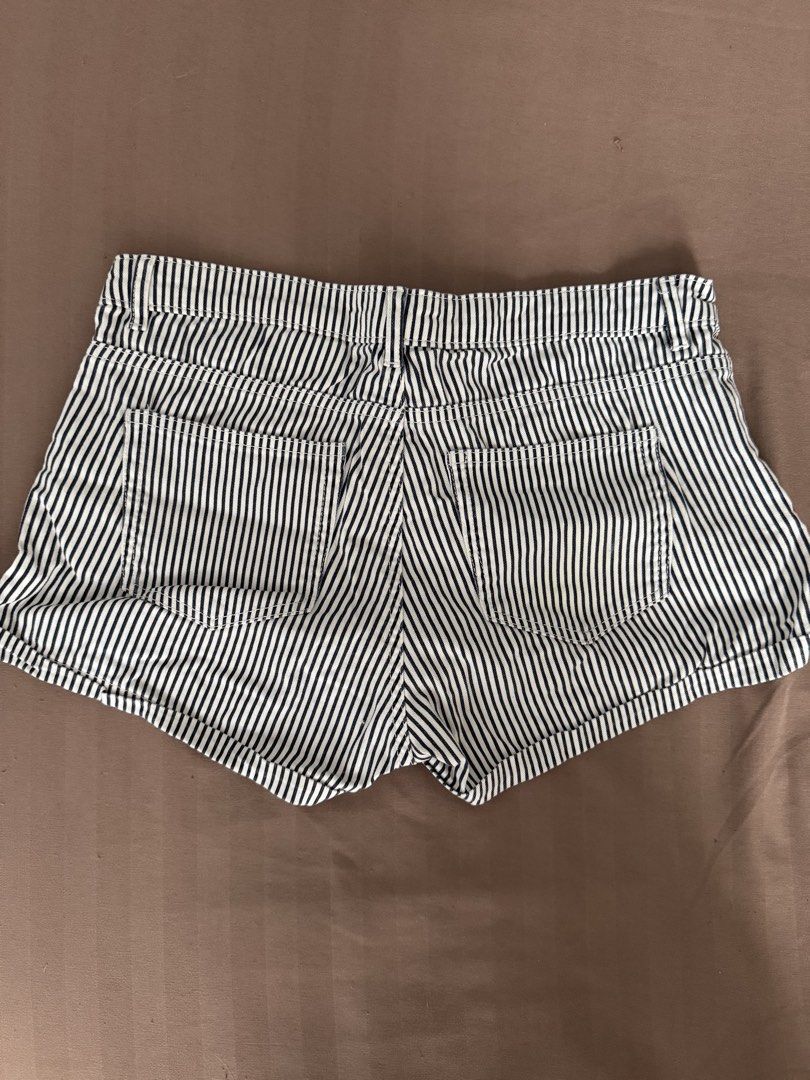 H&M Striped Denim Shorts Size US 6 (Category: Shorts) located in Manila. Submitted by maliwana.gan (Listing ID 1467034442, Image 2). Description: Size 36 Loc: Tomas Morato, QC Lalamove c/o buyer - Brand: H&M - Style: Classic blue and white stripes with cuffed hems - Size: EUR 36 / US 6 - Fit: Mid-rise waist, button closure - Features: Front and back pockets - Material: Comfortable cotton blend - Condition: Great summer staple, easy to match.