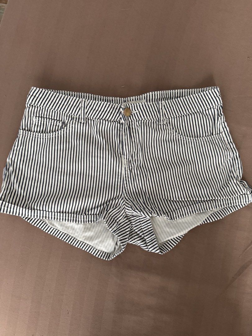 H&M Striped Denim Shorts Size US 6 (Category: Shorts) located in Manila. Submitted by maliwana.gan (Listing ID 1467034442, Image 1). Description: Size 36 Loc: Tomas Morato, QC Lalamove c/o buyer - Brand: H&M - Style: Classic blue and white stripes with cuffed hems - Size: EUR 36 / US 6 - Fit: Mid-rise waist, button closure - Features: Front and back pockets - Material: Comfortable cotton blend - Condition: Great summer staple, easy to match.