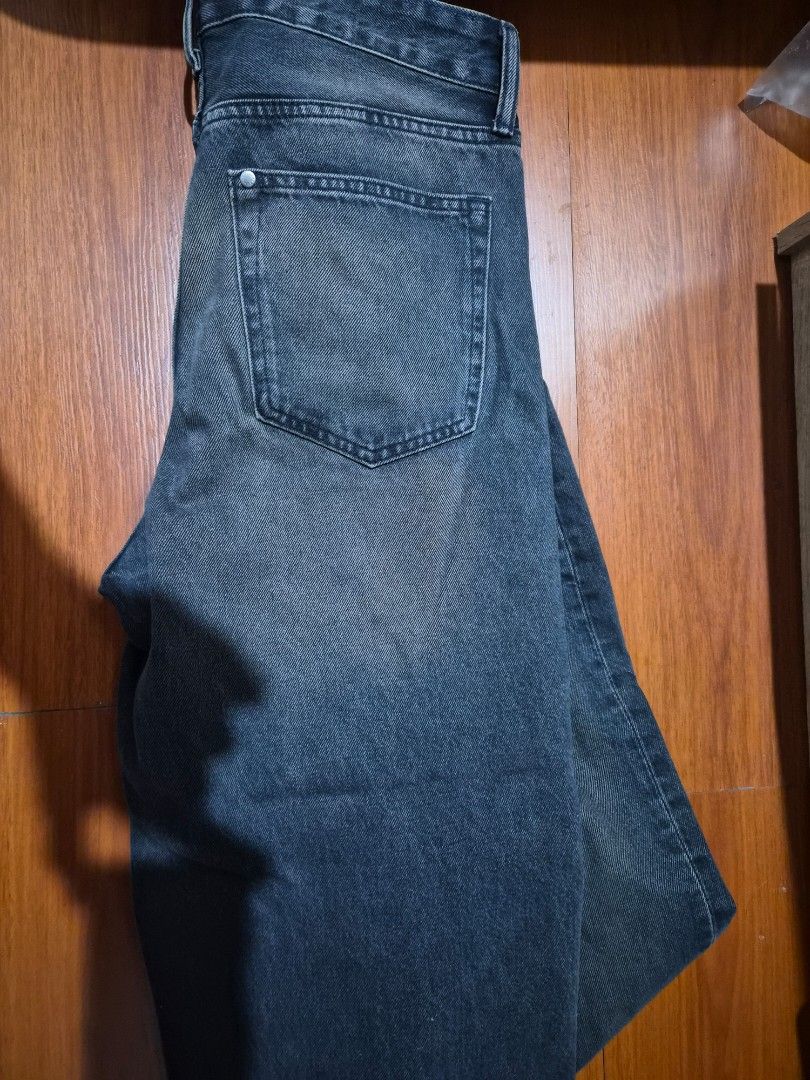 HNM LOOSE JEANS (Category: Jeans) located in Manila. Submitted by candlecloudsp (Listing ID 1467125218, Image 2). Description: 40m width 40cm length declutter.