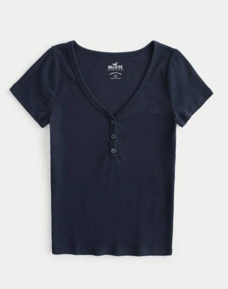 Hollister Black Henley Top (Category: Blouses) located in Quezon City. Submitted by choiyiee14 (Listing ID 1467135939, Image 1). Description: 📍Quezon City | GCash | Lalamove or J&T Courier S on Tag.