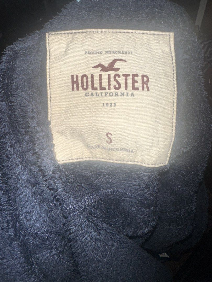 Hollister Fitted Fleece Zip Up Jacket (Category: Coats, Jackets and Outerwear) located in Pasig City. Submitted by s4sayaki (Listing ID 1467046128, Image 2). Description: - Brand: Hollister California - Color: Black with white embroidered seagull logo - Size: S - Material: Super soft and warm fuzzy fleece - Features: Full zip front, high collar, and functional zip pockets on both sides - Fit: Adjustable drawstring hem - Origin: Made in Indonesia 
