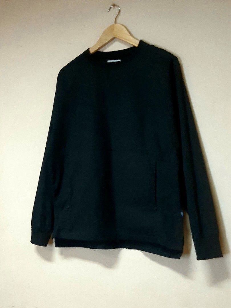 SALE: HSO/HISSO OVERSIZED TECH CREWNECK SWEATSHIRT (Category: Coats, Jackets and Outerwear) located in Bauang. Submitted by 2ndskinz_by.irie (Listing ID 1467092438, Image 1). Description: HSO/HISSO OVERSIZED TECH CREWNECK size: Small measurements- length: 26" width: 22.5" shoulder: 21" sleeve: 22" like new condition/no issues This specific piece features a drop-shoulder silhouette, minimalist branding at the bottom side seam, and practical concea