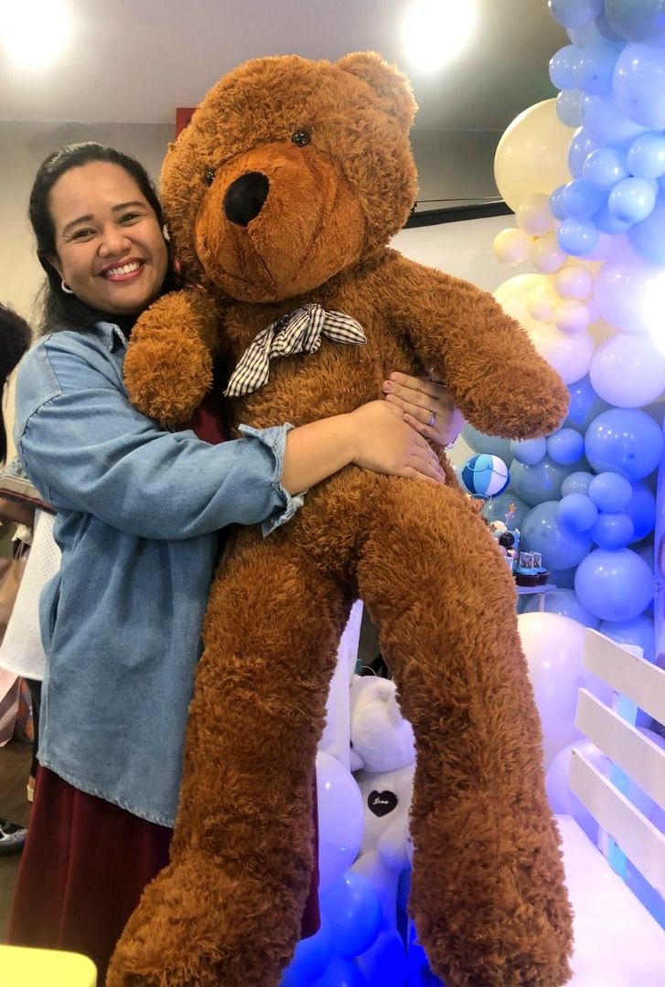 Huge Giant Brown Teddy Bear Stuffed Toy (Category: Plushies & Soft Toys) located in Pasig City. Submitted by arlafontam89410 (Listing ID 1466971942, Image 1). Description: Massive brown teddy bear with fluffy fur. Wears a plaid bow tie around the neck. Very large size, nearly person-sized. Great for hugs, bedroom decor, or party setups. Clean soft material, fluffy stuffing throughout..
