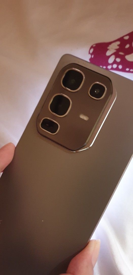 Infinix Note 50 pro 4g 12/256gb (Category: Android Others) located in Mandaluyong City. Submitted by hanniexxx (Listing ID 1467087504, Image 2). Description: issue: paint chip dahil sa case (please check the photos for reference) no dents or scratches in good working condition inclusion: free 5 cases and box meet up: makati/manda one ayala or megamall.