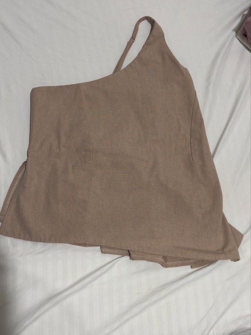 INGRID ASYMMETRICAL TOP | DOMINIQUE & CO. (Category: Sleeveless) located in Cebu City. Submitted by safewater_b6135a (Listing ID 1467127121, Image 1). Description: INGRID ASYMMETRICAL TOP | DOMINIQUE & CO. Size: Large-XL Dimensions: Bust: 38-42 inches Waist: 33-38 inches 1 x Black 1 x White 1 x Light Mocha Good as new, slightly used No issues BUNDLE PRICE ₱750 .