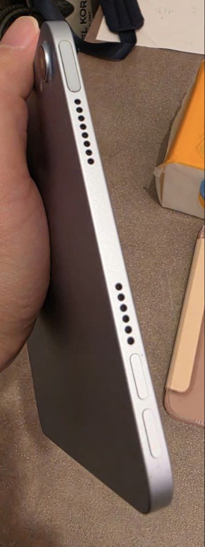 iPad mini A17 pro （分類：平板電腦 - iPad）位於 Hong Kong。 由 koeykoeykoey123 提交（商品編號 1467011134，圖片 3）。簡介： iPad mini A17 pro 256GB WiFi版 電池健康度100% 包保護貼及保護套。