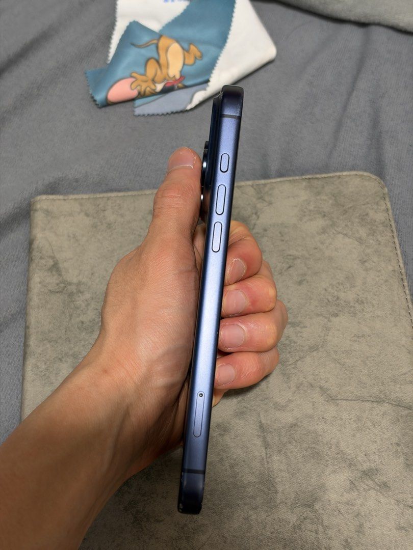 iPhone17ProMax （分類：iPhone 17 Series）位於 Hong Kong。 由 easonliang_ 提交（商品編號 1467104255，圖片 3）。簡介： 港版裸機自用邊框四個角都有明顯磕碰，官方在保電池94%無維修紀錄。