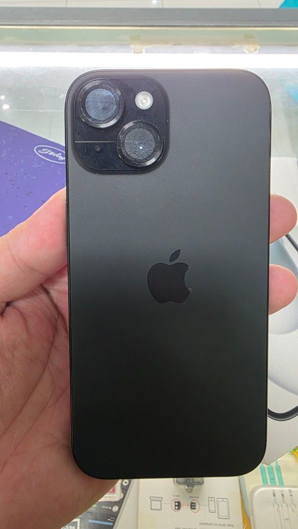 IPHONE 15 (Category: iPhone 15 Series) located in Marikina City. Submitted by jhakerr22 (Listing ID 1467010582, Image 3). Description: iPhone 15 - 256GB– Titanium Black Presyo: ₱33,500 (Slightly negotiable) Quick Specs: • Screen: 6.1-inch Super Retina XDR OLED (Super linaw!) • Camera: 48MP Main Camera (Pang-malakasang pilikula at portrait) • Features: Dynamic Island USB-C Port na rin! • Processor: A16 Bionic chip (Sobra bilis, goods sa gaming) Co