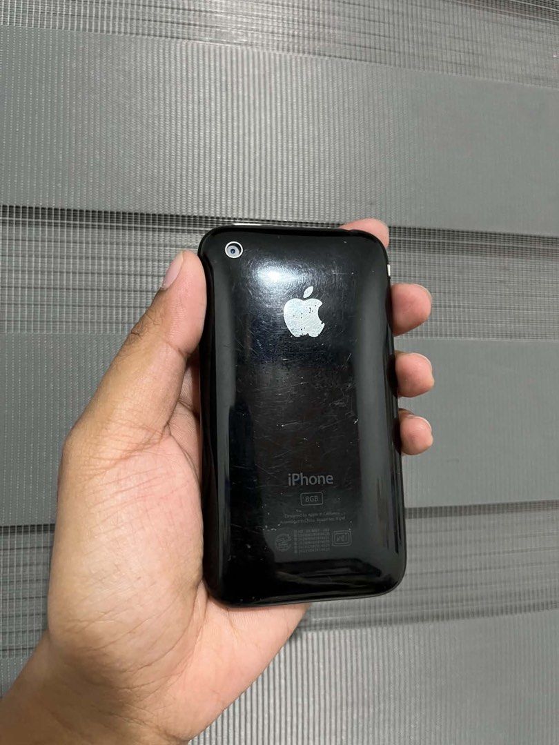 Iphone 3g (Category: Others) located in Quezon City. Submitted by all_about_retro (Listing ID 1467107274, Image 2). Description: Iphone 3g 8gb Good lcd Good battery Good buttons Need simcard para mag activate ung unit, ung volume button wala pero napipindot pa Good for parts, repair or display Pickup.