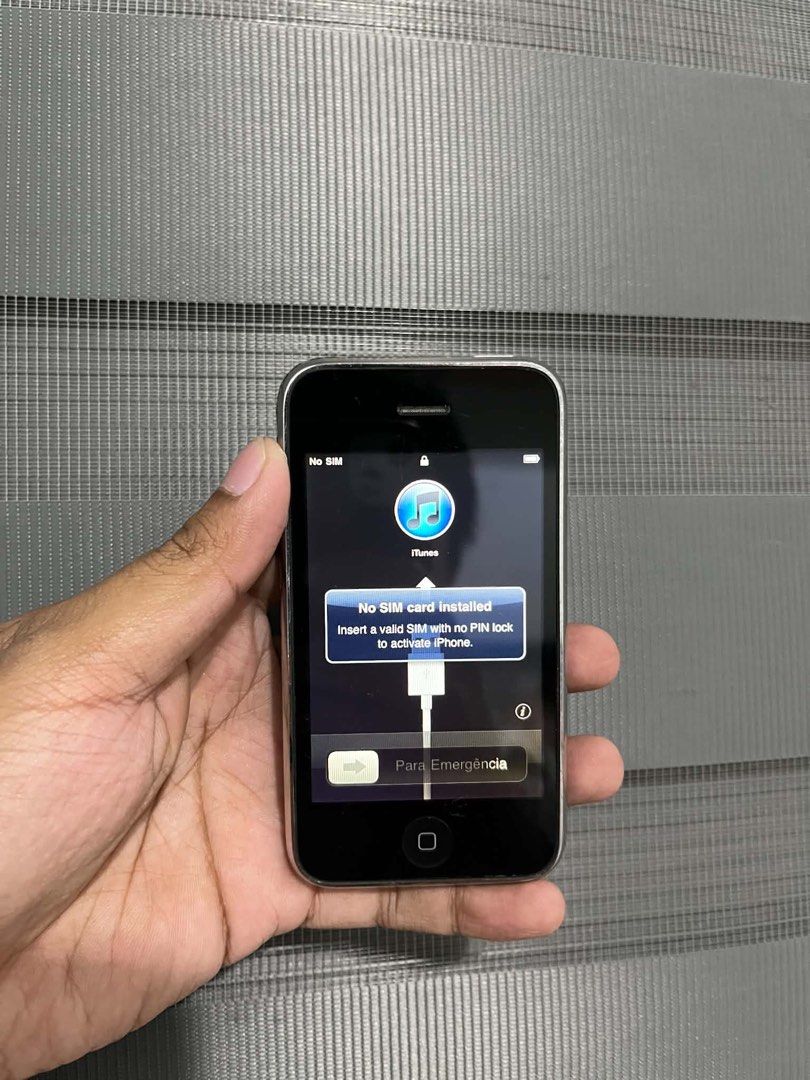 Iphone 3g (Category: Others) located in Quezon City. Submitted by all_about_retro (Listing ID 1467107274, Image 1). Description: Iphone 3g 8gb Good lcd Good battery Good buttons Need simcard para mag activate ung unit, ung volume button wala pero napipindot pa Good for parts, repair or display Pickup.
