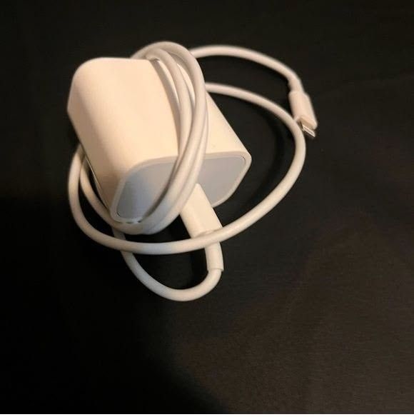 iphone charger (Category: Chargers & Cables) located in Manila. Submitted by awuie (Listing ID 1467055151, Image 1). Description: once use galing sa iphone 11.