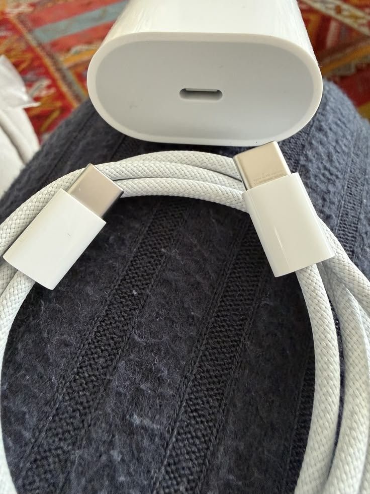 iphone charger type c (Category: Chargers & Cables) located in Manila. Submitted by awuie (Listing ID 1467055962, Image 1). Description: galing mismo sa unit.