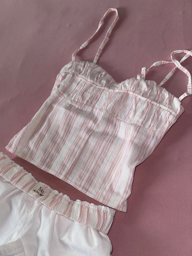 Isa The Label everyday top (Category: Sleeveless) located in Dagupan City. Submitted by saoneki (Listing ID 1467082032, Image 1). Description: rfs: want to size down even if its already perfect since I dont really have anything sa bust HAHA😭 if someone has this in xs-s and is willing to trade plss dm 🪽 m-l size but due to their small sizing it fits me as an xs (ww on the second pic) 🪽 bnew just tried it on, never used ! comes with the isa the 