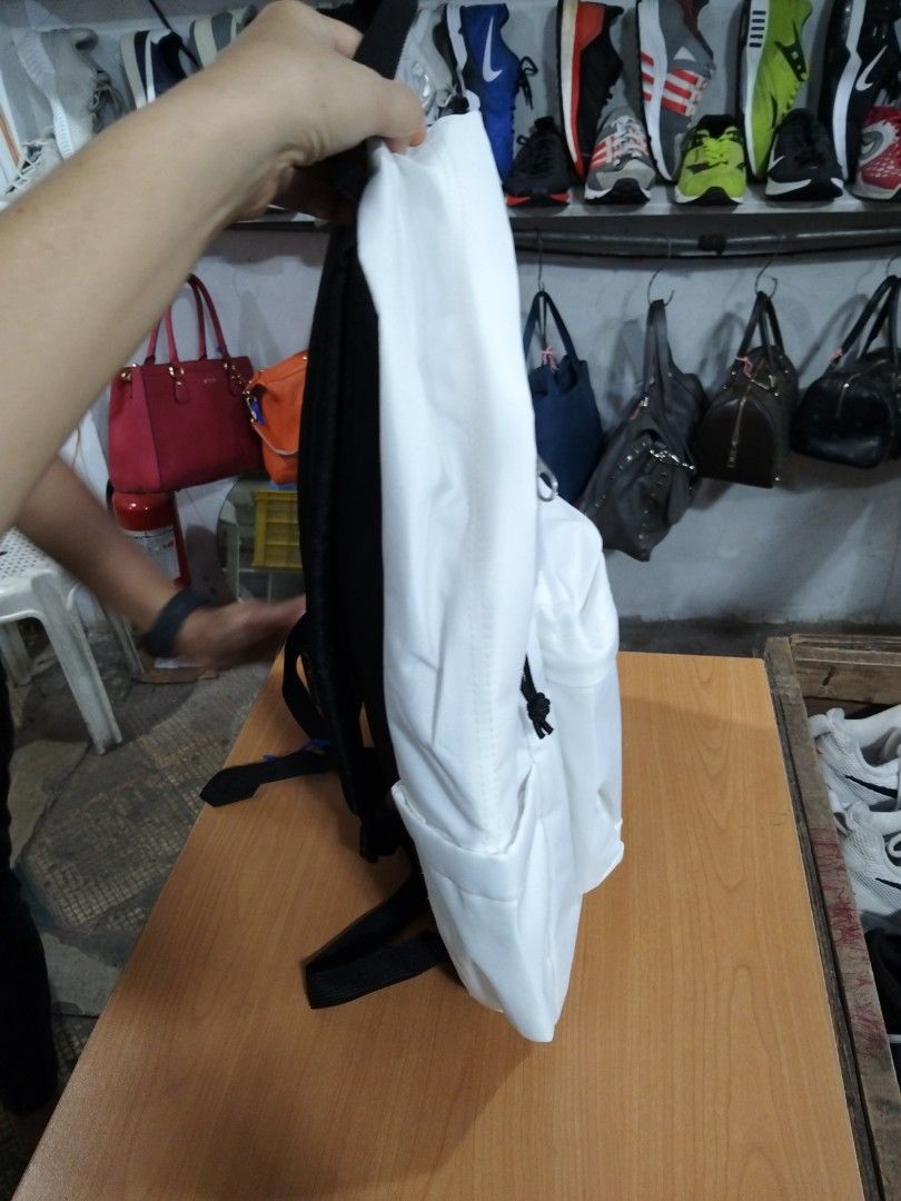 Jansport Backpack (Category: Backpacks) located in El Salvador. Submitted by francheskaukayukay (Listing ID 1466974534, Image 2). Description: .