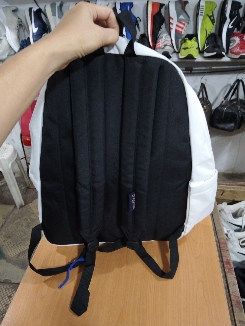 Jansport Backpack (Category: Backpacks) located in El Salvador. Submitted by francheskaukayukay (Listing ID 1466974534, Image 3). Description: .