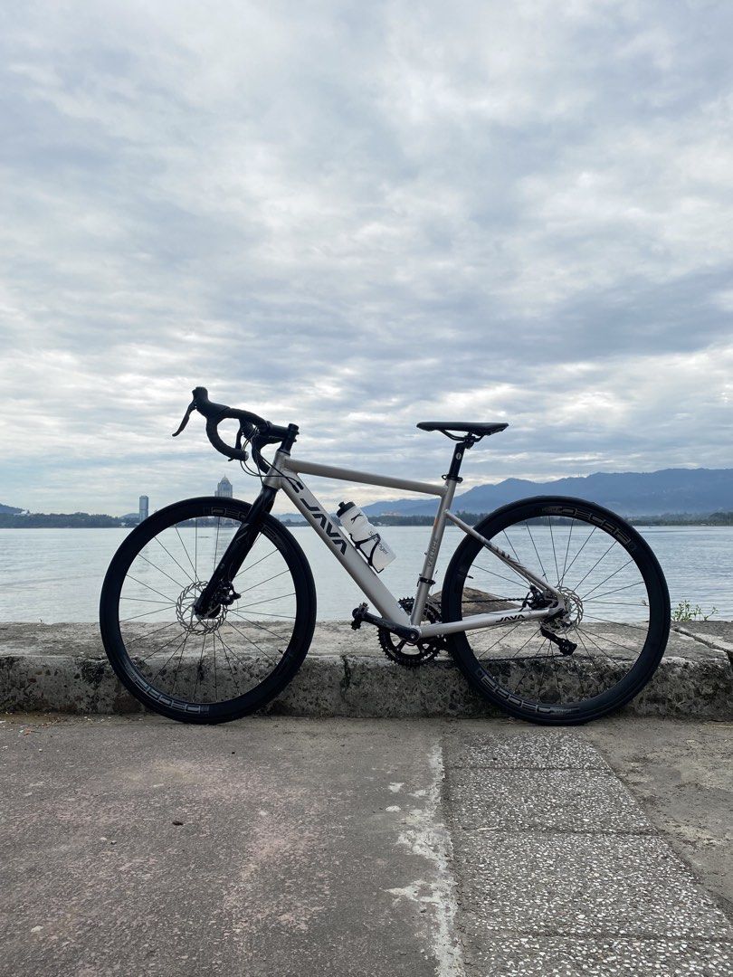 Java road bike (Category: Bicycles) located in Kota Kinabalu. Submitted by dripco (Listing ID 1467026625, Image 1). Description: 🚲 Java Road Bike For Sale Used only once and still in excellent condition! ✅ Helmet included ✅ Water bottle holder ✅ Bicycle light ✅ Bicycle bag Very clean and well-maintained. Perfect for anyone looking for a road bike. Ready to use! 📩 DM me if interested!.