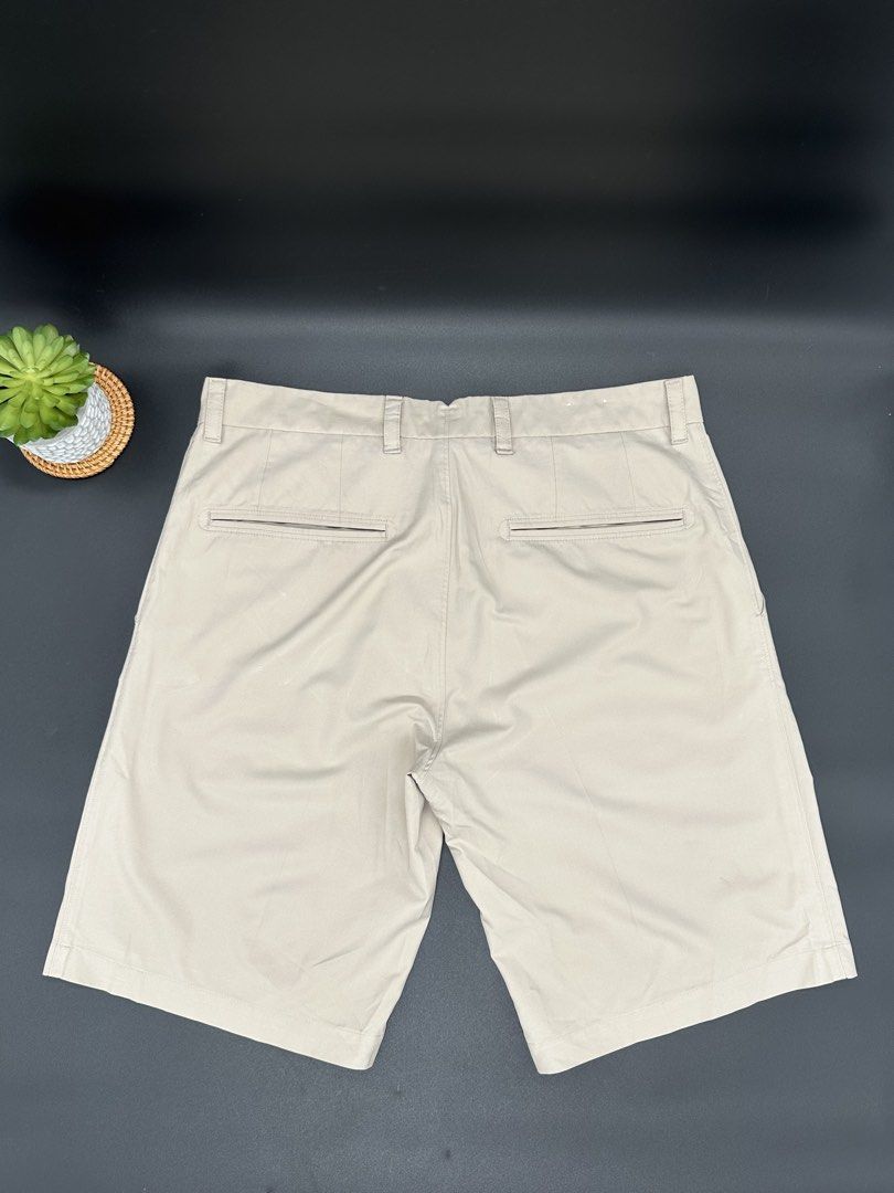 j.lindeberg Beige Golf Shorts (Category: Activewear) located in Baguio. Submitted by .daryl (Listing ID 1467073409, Image 2). Description: 32-34 waist 19 length 10.5 leg opening .