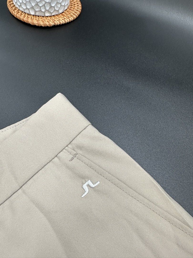 j.lindeberg Beige Golf Shorts (Category: Activewear) located in Baguio. Submitted by .daryl (Listing ID 1467073409, Image 3). Description: 32-34 waist 19 length 10.5 leg opening .