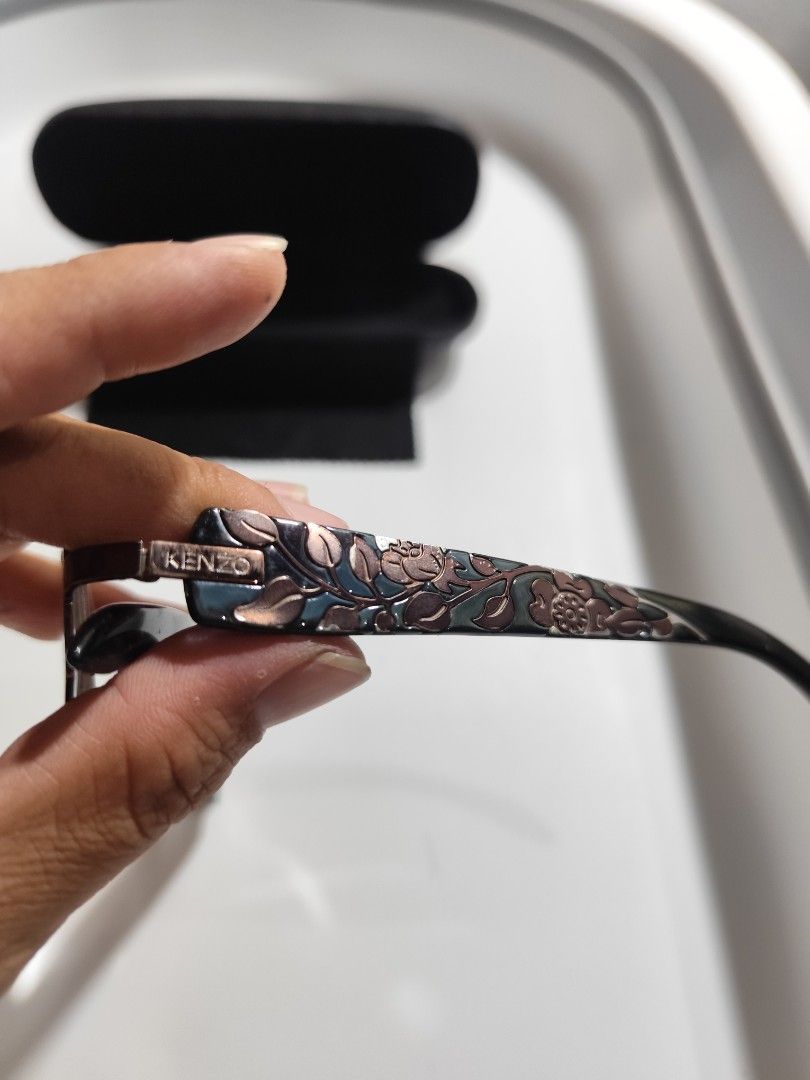 Kenzo Eyeglasses Floral Pattern Frame (Category: Sunglasses & Eyewear) located in Cebu City. Submitted by icoolectnsellect (Listing ID 1467147374, Image 3). Description: FREE if you avail a total of 1500. Issue: paint sa front parang may bubbles na, RX lens. Bought at Garage Sale. Authenticity not Guaranteed, di ko alam if legit or Fake. Buy @ your own Risk. All EyeGlasses or Sun Glasses ay may Grado or Prescription Glasses. Please be careful par