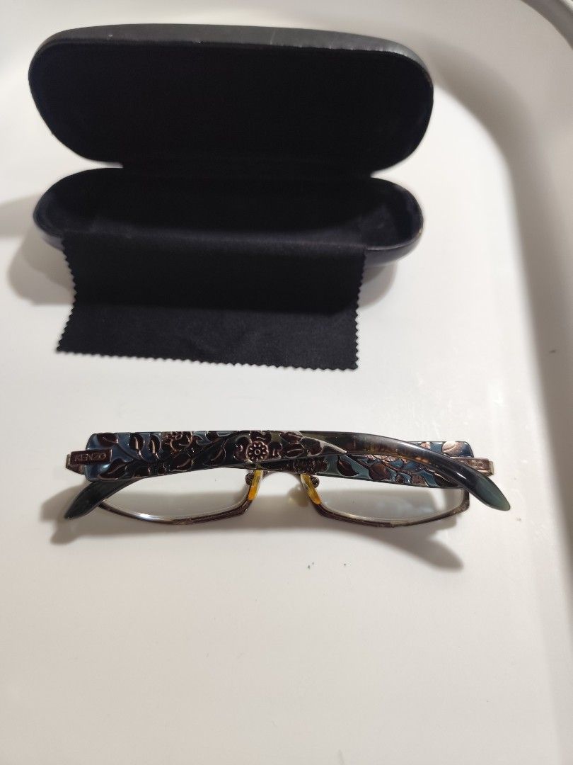 Kenzo Eyeglasses Floral Pattern Frame (Category: Sunglasses & Eyewear) located in Cebu City. Submitted by icoolectnsellect (Listing ID 1467147374, Image 2). Description: FREE if you avail a total of 1500. Issue: paint sa front parang may bubbles na, RX lens. Bought at Garage Sale. Authenticity not Guaranteed, di ko alam if legit or Fake. Buy @ your own Risk. All EyeGlasses or Sun Glasses ay may Grado or Prescription Glasses. Please be careful par