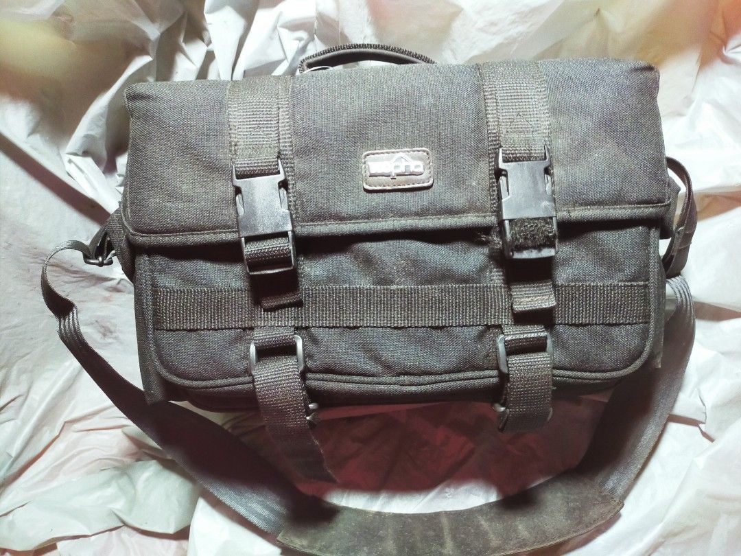 Kepho DSLR camera shoulder bag (Category: Camera Bags & Carriers) located in Pasay City. Submitted by 22aileen (Listing ID 1467048019, Image 2). Description: Kepho DSLR camera shoulder bag made of black fabric with dual front buckle straps, a top carry handle, and a padded shoulder strap..