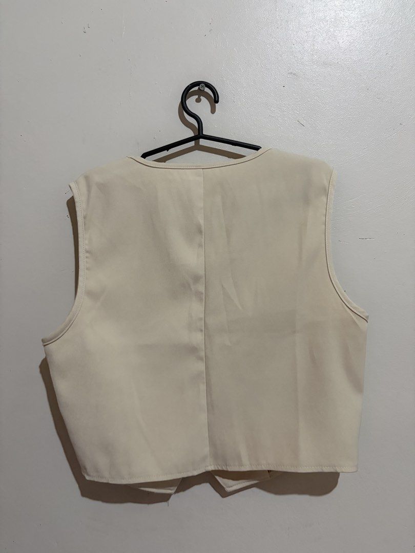 Khaki Vest Top Shein (Category: Blouses) located in Manila. Submitted by serra_shop (Listing ID 1467050487, Image 3). Description: Brand new Used in Affiliate video filming only S-M Location: Pampanga Courier: J&T .