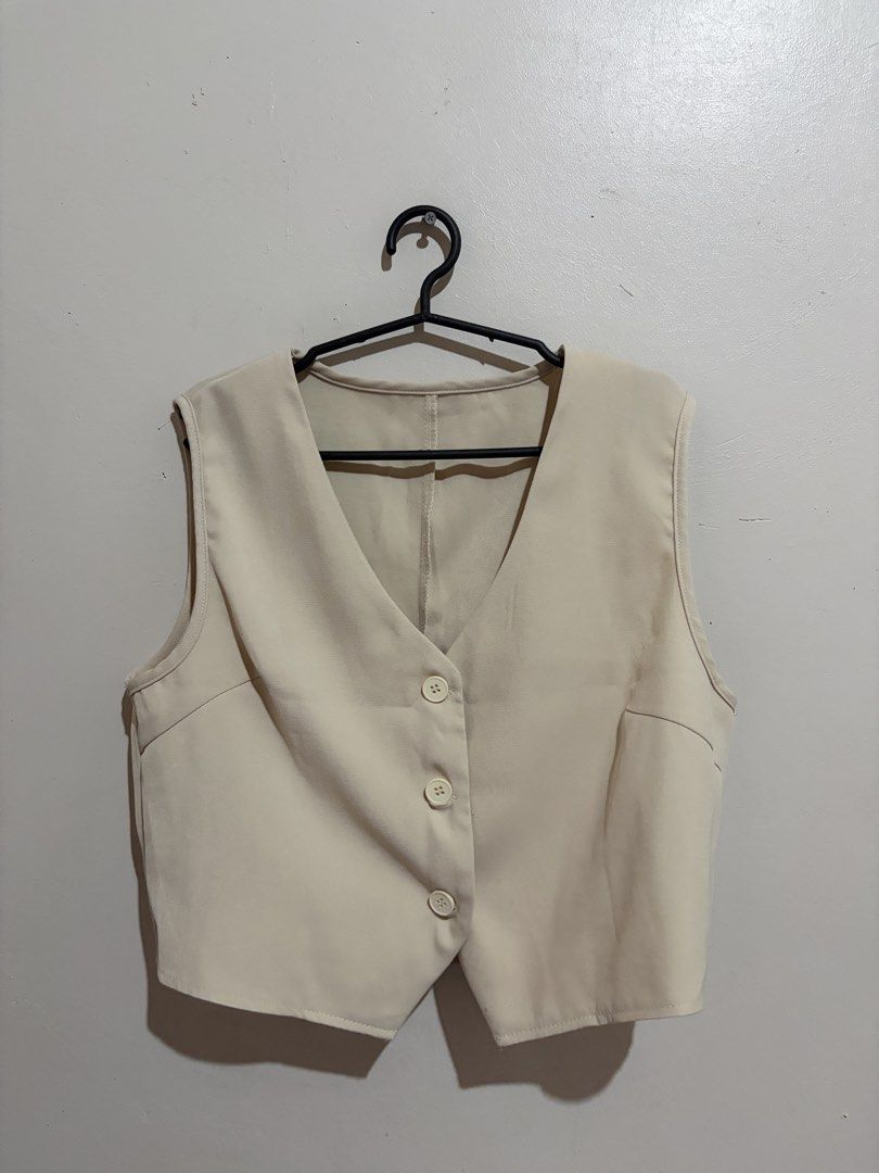 Khaki Vest Top Shein (Category: Blouses) located in Manila. Submitted by serra_shop (Listing ID 1467050487, Image 2). Description: Brand new Used in Affiliate video filming only S-M Location: Pampanga Courier: J&T .