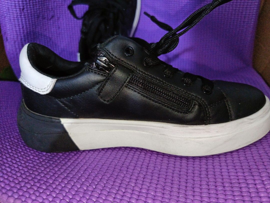 Kid Size Unisex Calvin Klein Sneakers (Category: Sneakers & Footwear) located in Manila. Submitted by blueberry.4bb00f (Listing ID 1467085437, Image 2). Description: Price is still negotiable..