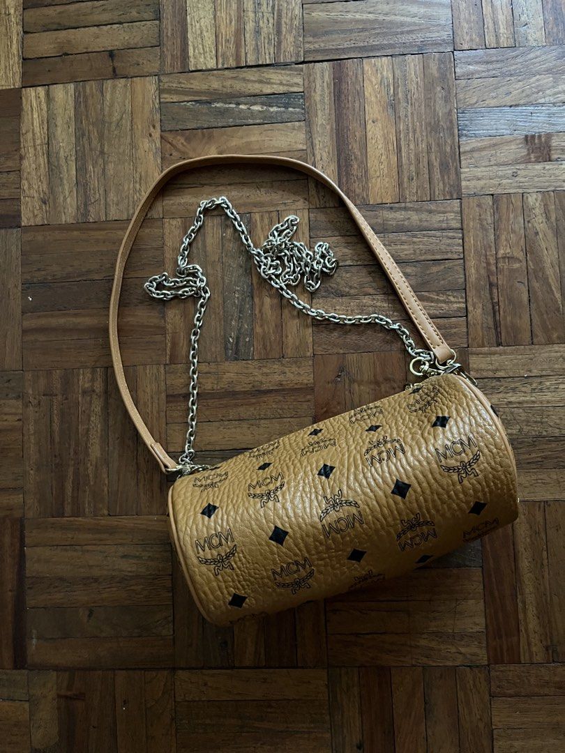 Kili & Sling Bag with Chain Strap (Category: Tote Bags) located in Makati City. Submitted by yoursecondbest (Listing ID 1463395955, Image 2). Description: Cutie in person..