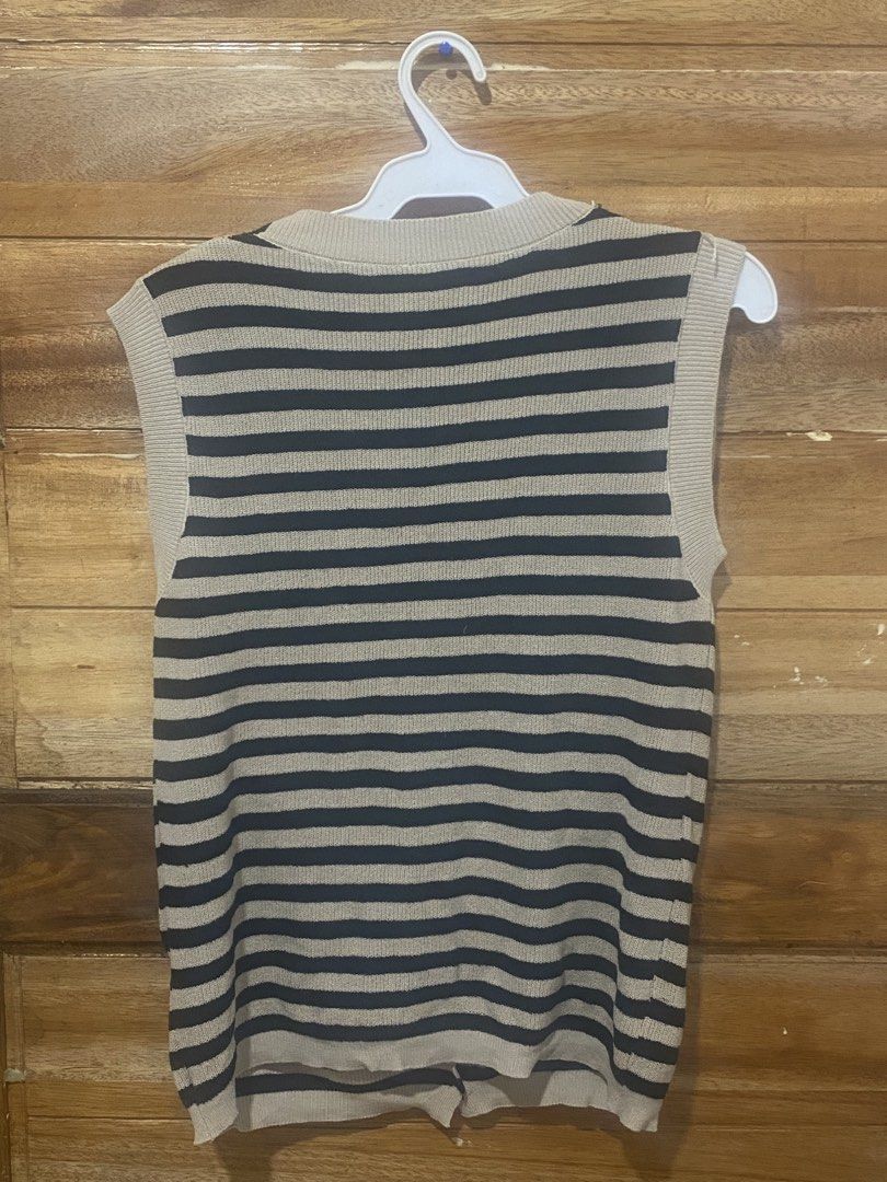 Knitted Stripes (Category: Blouses) located in Maramag. Submitted by 88forke (Listing ID 1467110971, Image 2). Description: -good as new -can be paired with anything -classy .