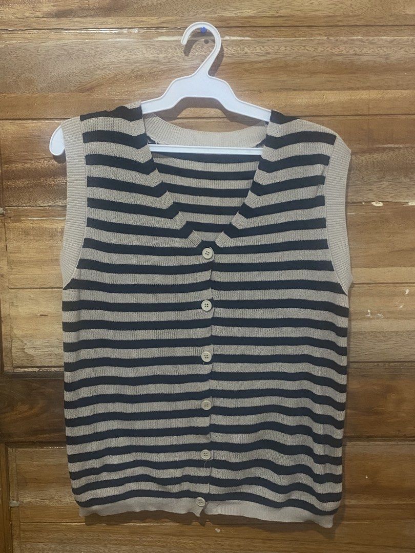 Knitted Stripes (Category: Blouses) located in Maramag. Submitted by 88forke (Listing ID 1467110971, Image 1). Description: -good as new -can be paired with anything -classy .