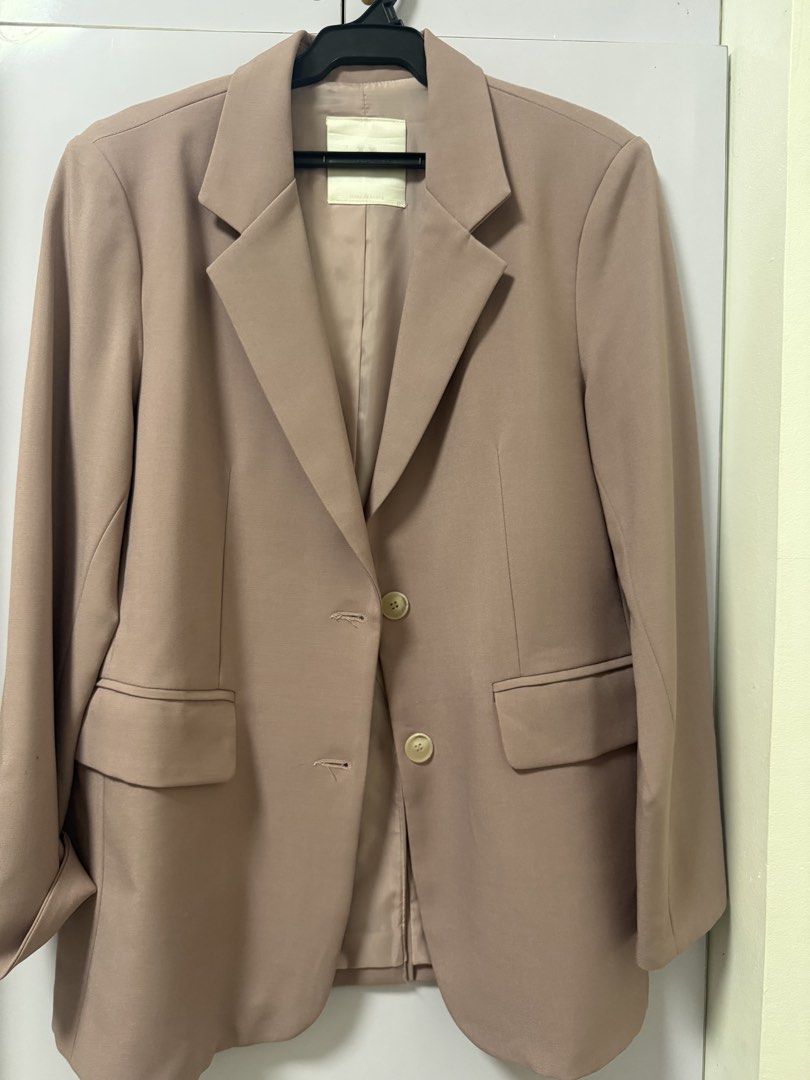 Korean Style Taupe Oversized Blazer Jacket (Category: Coats, Jackets and Outerwear) located in Quezon City. Submitted by lovedbymaxandmikoy (Listing ID 1466975083, Image 2). Description: - Style: Oversized taupe blazer, perfect for work or casual layering - Fit: Relaxed, classic neutral tone that matches everything - Details: Structured lapel collar, two front button closures, two front flap pockets - Interior: Fully lined for comfort - Origin: M