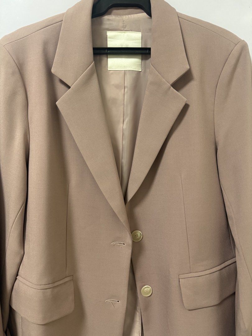 Korean Style Taupe Oversized Blazer Jacket (Category: Coats, Jackets and Outerwear) located in Quezon City. Submitted by lovedbymaxandmikoy (Listing ID 1466975083, Image 3). Description: - Style: Oversized taupe blazer, perfect for work or casual layering - Fit: Relaxed, classic neutral tone that matches everything - Details: Structured lapel collar, two front button closures, two front flap pockets - Interior: Fully lined for comfort - Origin: M