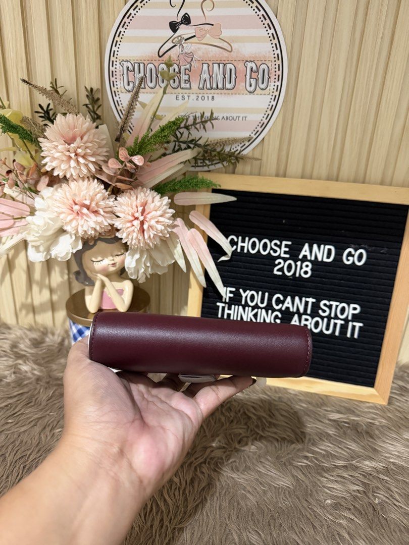 K@TE SPADE MEDIUM BIFOLD WALLET FLORAL (Category: Wallets & Card holders) located in Cabanatuan. Submitted by chooseandgo (Listing ID 1467093608, Image 3). Description: AVAILABLE, FRESH FROM THE ✈️ 🌸 K@TE SPADE MEDIUM BIFOLD WALLET 🌸 - Grenache Floral See photos for inclusions (Tag, and poly plastic) -------------------------------------------------- • PINAS ONAHD NA PO(Shipping via LBC) • 💯Guaranteed Original/Authentic, Money back guaranteed 