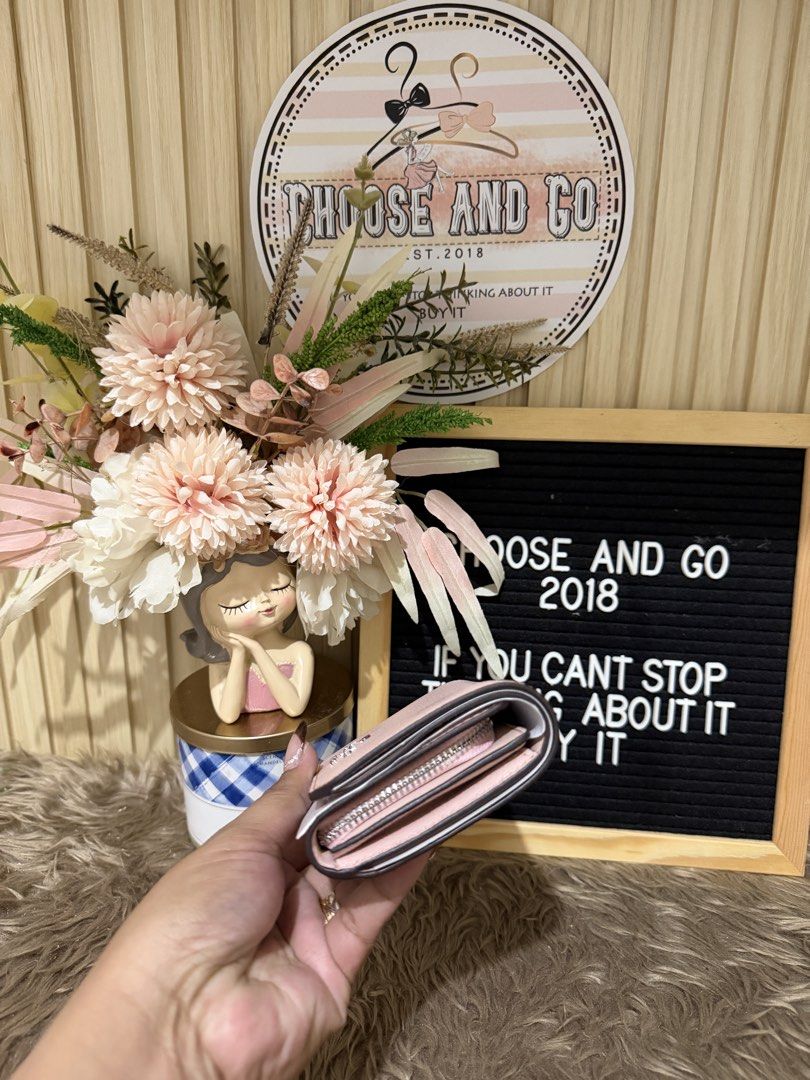 K@TE SPADE SMALL BIFOLD WALLET (Category: Wallets & Card holders) located in Cabanatuan. Submitted by chooseandgo (Listing ID 1467093120, Image 3). Description: AVAILABLE, FRESH FROM THE ✈️ 🌸 K@TE SPADE SMALL BIFOLD WALLET 🌸 - Rose Smoke See photos for inclusions (Tag, and poly plastic) -------------------------------------------------- • PINAS ONAHD NA PO(Shipping via LBC) • 💯Guaranteed Original/Authentic, Money back guaranteed if proven fake