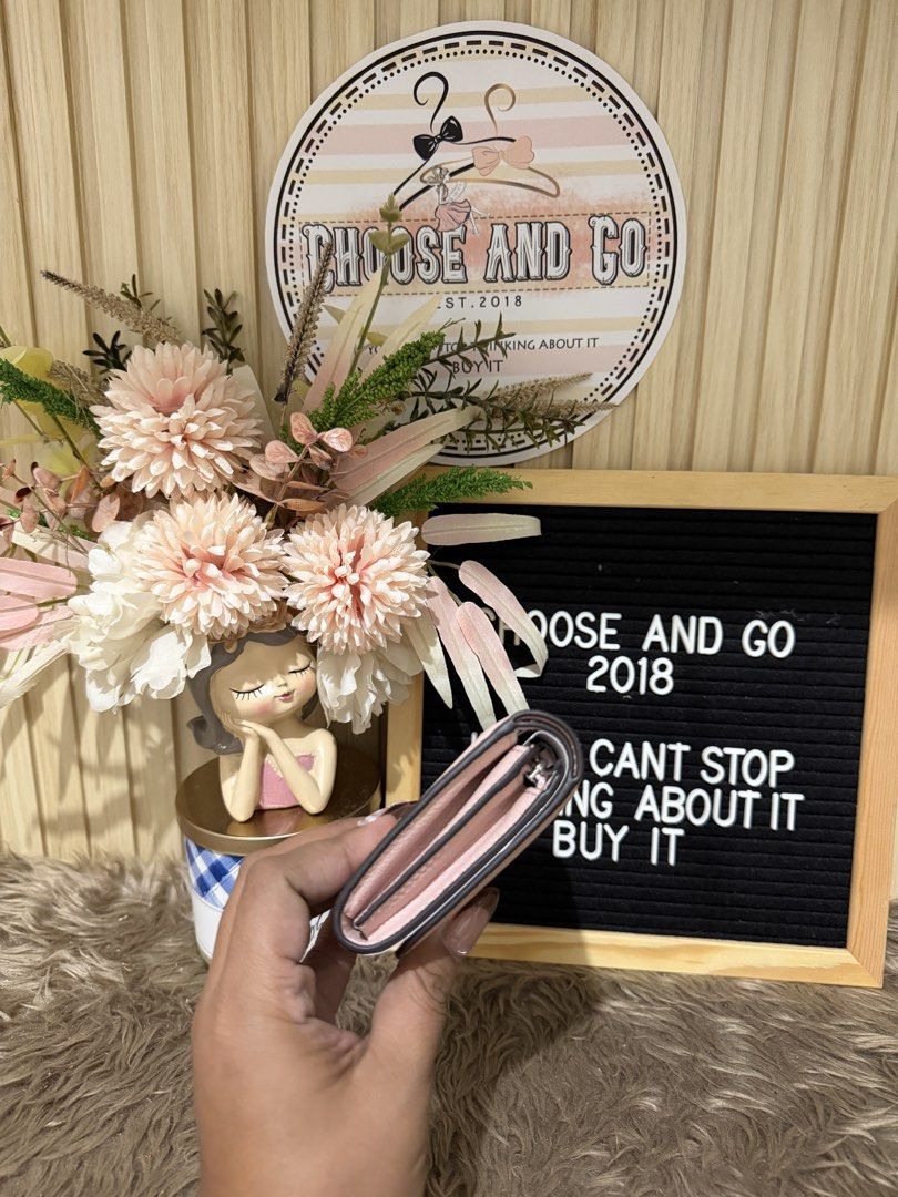 K@TE SPADE SMALL BIFOLD WALLET (Category: Wallets & Card holders) located in Cabanatuan. Submitted by chooseandgo (Listing ID 1467093120, Image 2). Description: AVAILABLE, FRESH FROM THE ✈️ 🌸 K@TE SPADE SMALL BIFOLD WALLET 🌸 - Rose Smoke See photos for inclusions (Tag, and poly plastic) -------------------------------------------------- • PINAS ONAHD NA PO(Shipping via LBC) • 💯Guaranteed Original/Authentic, Money back guaranteed if proven fake