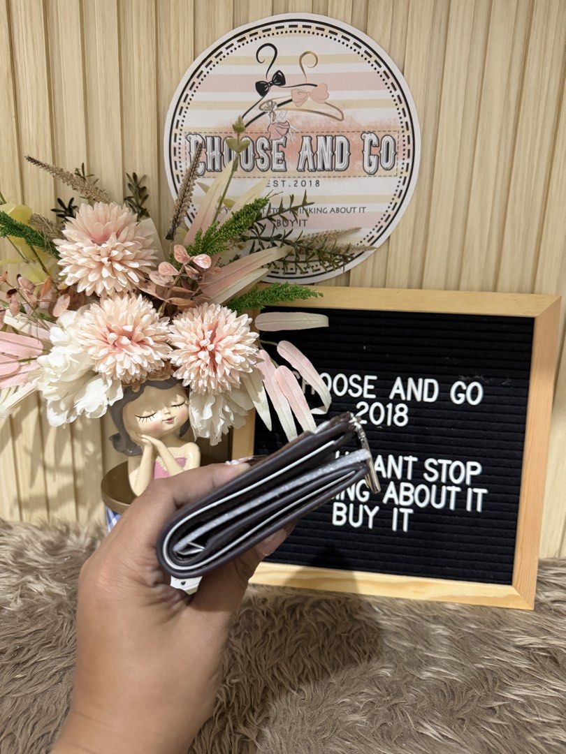 K@TE SPADE SMALL BIFOLD WALLET HOT FUDGE (Category: Wallets & Card holders) located in Cabanatuan. Submitted by chooseandgo (Listing ID 1467093382, Image 2). Description: AVAILABLE, FRESH FROM THE ✈️ 🌸 K@TE SPADE SMALL BIFOLD WALLET 🌸 - Hot Fudge See photos for inclusions (Tag, and poly plastic) -------------------------------------------------- • PINAS ONAHD NA PO(Shipping via LBC) • 💯Guaranteed Original/Authentic, Money back guaranteed if pr
